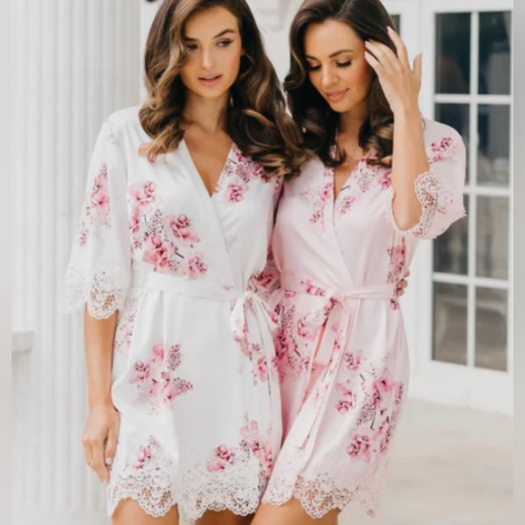 le rose pink satin robe - Picture 3 of 7